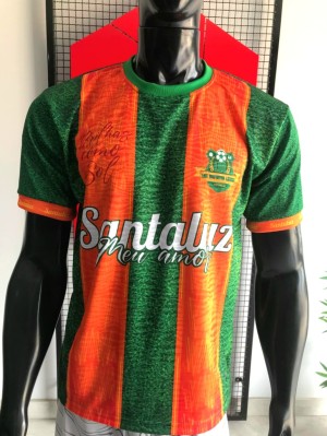 Camisa Seleção Santaluz/Valente 2025 A Malha Cacharrel é conhecida por vários nomes: helanca light, helanquinha. É uma malha fina e leve, muito utiliza para  eventos, artesanatos, camisa de uniforme esportivo. Por ser 100% poliéster    Gola Careca 
